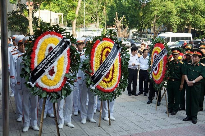 Sáng nay (9/7), lễ viếng  nhạc sĩ An Thuyên bắt đầu vào lúc 7h30, nhưng người thân, bạn bè và các học trò có mặt từ rất sớm để nói lời vĩnh biệt ông. Qua đời đột ngột ở tuổi 66 do một cơn nhồi màu cơ tim, nhạc sĩ "Ca dao em và tôi" để lại niềm tiếc thương vô hạn trong lòng người thân, bạn bè cũng như khán giả yêu nhạc trên khắp cả nước.